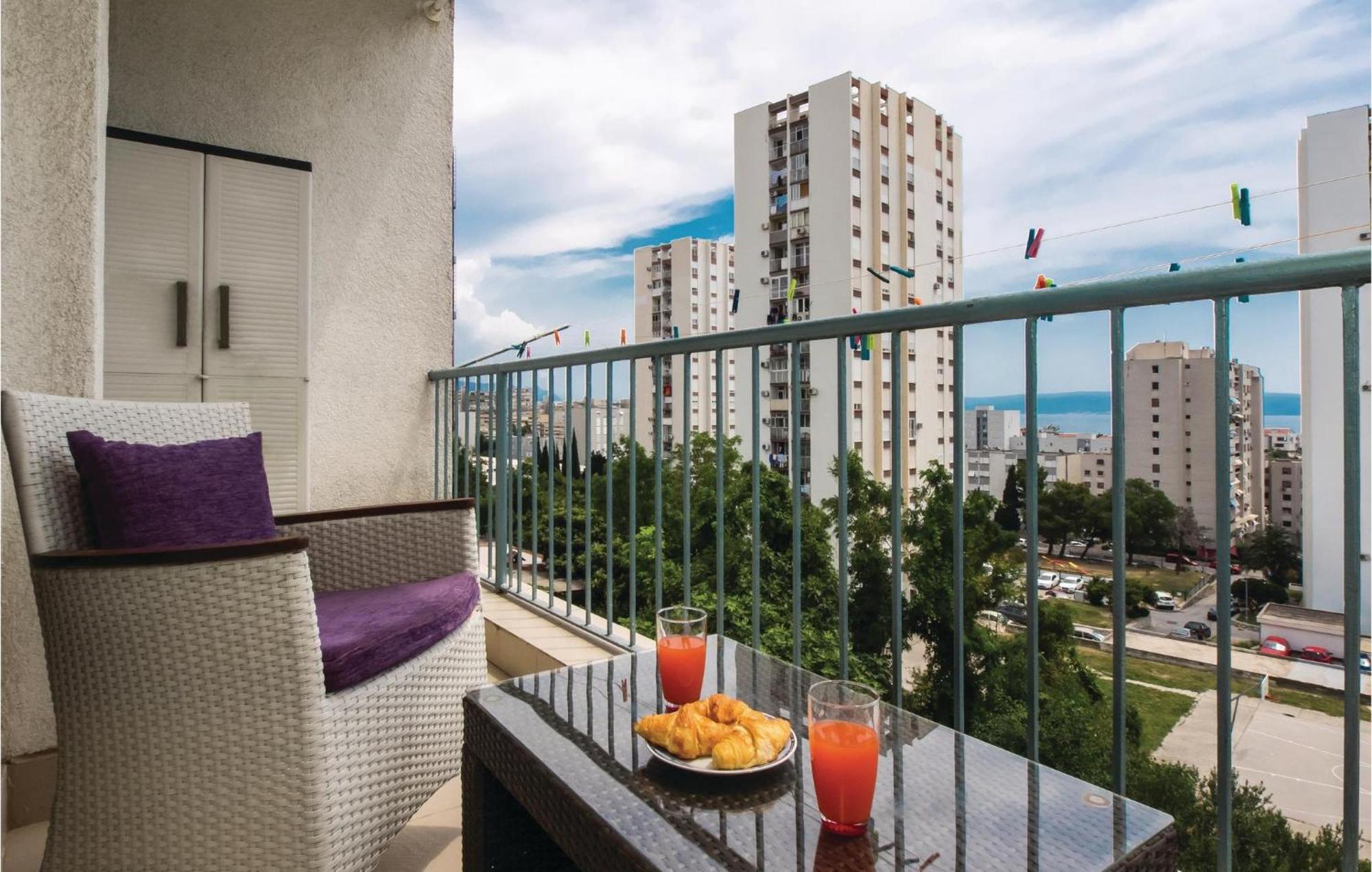 Cozy Apartment In Split With Kitchenette Kültér fotó